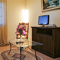Appartamento Belvedere - Camera da letto/salotto ove è posizionato un divano-letto matrimoniale ed un comò