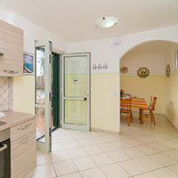 Appartamento L'Ulivo - Ingresso con angolo cucina e sala da pranzo